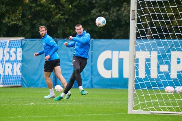 22 10 2025, Football, Men, 2 BL, Season 2025 2026, Training Holstein Kiel David Zec flicks the ball into the corner, Marco Komenda amazes Kiel, Projensdorf Projensdorf, Training ground Schleswig Holstein Germany