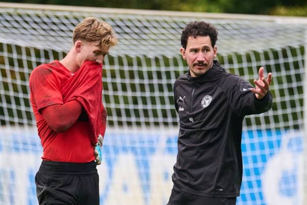 22 10 2025, Soccer, Men, 2 BL, Season 2025 2026, Training Holstein Kiel goalkeeper Jonas Krumrey in conversation with goalkeeping coach Niklas Jakusch Kiel, Projensdorf Projensdorf, Training ground Schleswig Holstein Germany