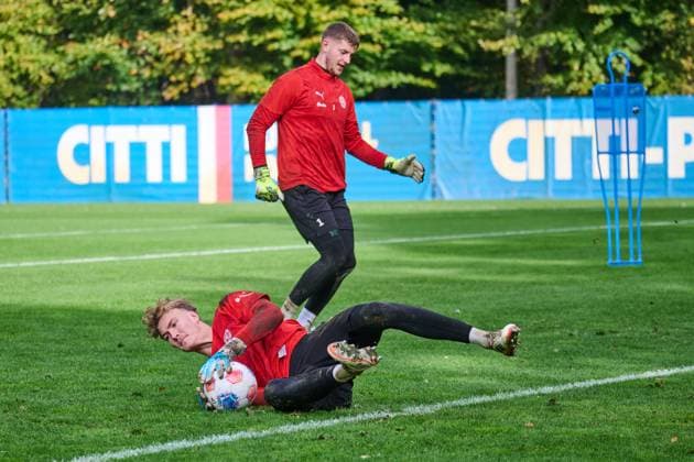 22 10 2025, Football, Men, 2 BL, Season 2025 2026, Training Holstein Kiel Goalkeeper Jonas Krumrey in front of Timon Weiner on the ball Kiel, Projensdorf Projensdorf, Training ground Schleswig Holstein Germany