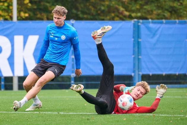22 10 2025, Football, Men, 2 BL, Season 2025 2026, Training Holstein Kiel Goalkeeper Jonas Krumrey in front of Phil Harres on the ball Kiel, Projensdorf Projensdorf, Training ground Schleswig Holstein Germany