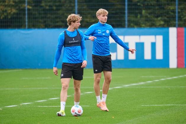 22 10 2025, Football, Men, 2 BL, Season 2025 2026, Training Holstein Kiel Lasse Rosenboom with WG Partner Niklas Niehoff re Kiel, Projensdorf Projensdorf, Training ground Schleswig Holstein Germany