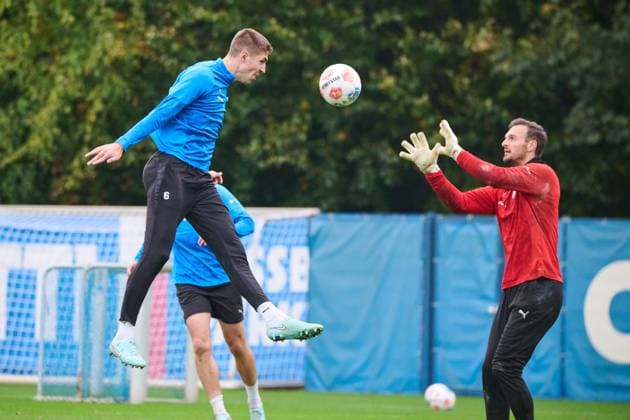 22 10 2025, Soccer, Men, 2 BL, Season 2025 2026, Training Holstein Kiel Marko Ivezic with header against goalkeeper Marcel Engelhardt Kiel, Projensdorf Projensdorf, Training ground Schleswig Holstein Germany