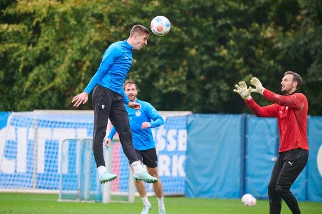 22 10 2025, Soccer, Men, 2 BL, Season 2025 2026, Training Holstein Kiel Marko Ivezic with header against goalkeeper Marcel Engelhardt Kiel, Projensdorf Projensdorf, Training ground Schleswig Holstein Germany