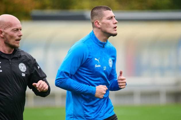 22 10 2025, Football, Men, 2 BL, Season 2025 2026, Training Holstein Kiel Mladen Cvjetinovic runs with physiotherapist David Hallmann Kiel, Projensdorf Projensdorf, Training ground Schleswig Holstein Germany