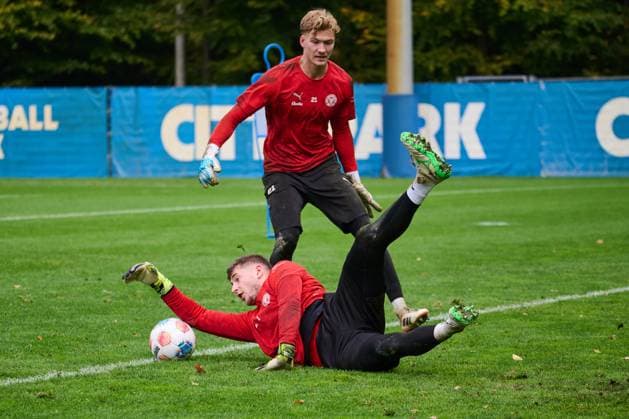 22 10 2025, Soccer, Men, 2 BL, Season 2025 2026, Training Holstein Kiel Goalkeeper Timon Weiner in front of Jonas Krumrey on the ball Kiel, Projensdorf Projensdorf, Training ground Schleswig Holstein Germany