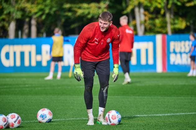 22 10 2025, Football, Men, 2 BL, Season 2025 2026, Training Holstein Kiel Goalkeeper Timon Weiner in Lauerstellung Kiel, Projensdorf Projensdorf, Training ground Schleswig Holstein Germany