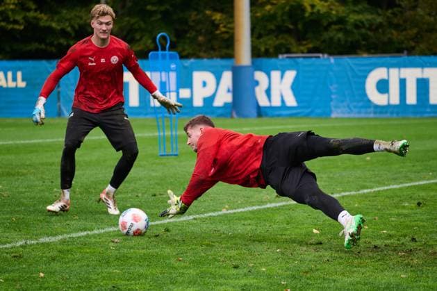 22 10 2025, Soccer, Men, 2 BL, Season 2025 2026, Training Holstein Kiel Goalkeeper Timon Weiner in front of Jonas Krumrey on the ball Kiel, Projensdorf Projensdorf, Training ground Schleswig Holstein Germany