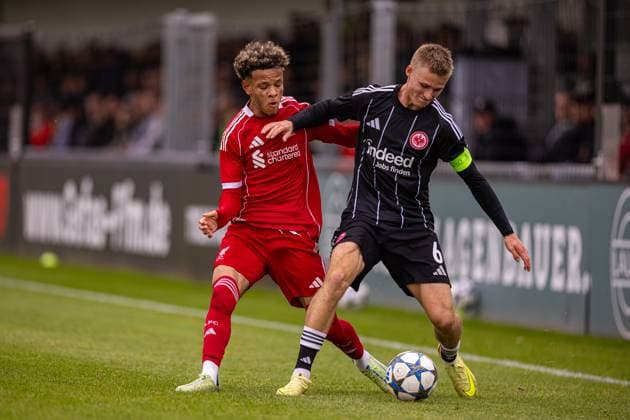 Football - UEFA Youth League - League Phase - Eintracht Frankfurt Under-19 s v Liverpool FC Under-19 s FRANKFURT, GERMANY - Wednesday, October 22, 2025: Liverpool s Trent Kone-Doherty (L) challenges Eintracht Frankfurt s Noah FenyÅ‘ during the UEFA Youth League match between Eintracht Frankfurt Under-19 s and Liverpool FC Under-19 s at Sportpark Dreieich. (Photo by David Rawcliffe Propaganda) FRANKFURT Sportpark Dreieich HESSE GERMANY  Copyright: xDavidxRawcliffex P2025-10-22-Liverpool_U19_Frankfurt_U19-19