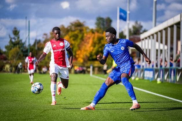 SURREY , 22-10-2025 , Chelsea Football Club Training Ground , season 2025 2026 , UEFA Youth League football , League phase Matchday 3 , match between Chelsea and Ajax , picture shows Chelsea player Genesis Antwi and Ajax player Pharell Nash Chelsea - Ajax (Youth League)  x31639959x Copyright: