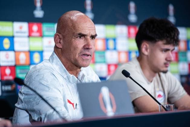 SOCCER - UEFA EL, RBS vs Ferencvaros SALZBURG,AUSTRIA,22.OCT.25 - SOCCER - UEFA Europa League, Red Bull Salzburg vs Ferencvaros Budapest, preview, press conference, PK, Pressekonferenz RBS. Image shows head coach Thomas Letsch and Kerim Alajbegovic (RBS).  GEPAxpictures xJulioxArellano