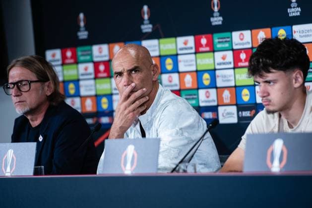 SOCCER - UEFA EL, RBS vs Ferencvaros SALZBURG,AUSTRIA,22.OCT.25 - SOCCER - UEFA Europa League, Red Bull Salzburg vs Ferencvaros Budapest, preview, press conference, PK, Pressekonferenz RBS. Image shows press officer Christian Kircher, head coach Thomas Letsch and Kerim Alajbegovic (RBS).  GEPAxpictures xJulioxArellano