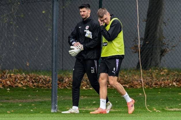 Nikola Vasilj Eric Smith Pauli walk off the pitch Germany , Hamburg , Training ground at Kollaustrasse , Football , 1 Bundesliga , Training of FC St Pauli
