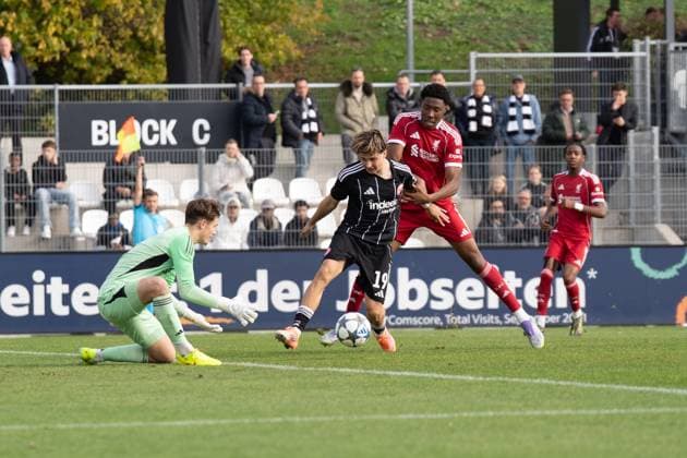 22 10 2025, xhfmx, Football UEFA Youth League, Eintracht Frankfurt FC Liverpool v l Benjamin Dzanovic Eintracht Frankfurt U19 fails to Bailey Hall Liverpool FC U19 DFL DFB REGULATIONS PROHIBIT ANY USE OF PHOTOGRAPHS as IMAGE SEQUENCES and or QUASI VIDEO Dreieich