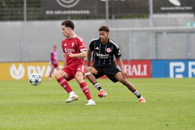 22 10 2025, xhfmx, Football UEFA Youth League, Eintracht Frankfurt FC Liverpool v l Joseph Bradshaw Liverpool FC U19 and Yannis Ahouannou Eintracht Frankfurt U19 in a duel DFL DFB REGULATIONS PROHIBIT ANY USE OF PHOTOGRAPHS as IMAGE SEQUENCES and or QUASI VIDEO Dreieich