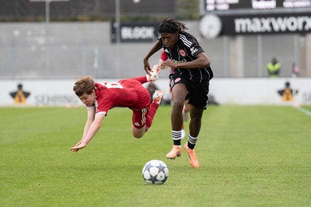 22 10 2025, xhfmx, Football UEFA Youth League, Eintracht Frankfurt FC Liverpool Junior Awusi Eintracht Frankfurt U19 prevails against his opponent DFL DFB REGULATIONS PROHIBIT ANY USE OF PHOTOGRAPHS as IMAGE SEQUENCES and or QUASI VIDEO Dreieich