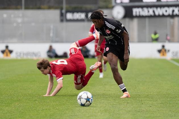 22 10 2025, xhfmx, Football UEFA Youth League, Eintracht Frankfurt FC Liverpool Junior Awusi Eintracht Frankfurt U19 prevails against his opponent DFL DFB REGULATIONS PROHIBIT ANY USE OF PHOTOGRAPHS as IMAGE SEQUENCES and or QUASI VIDEO Dreieich