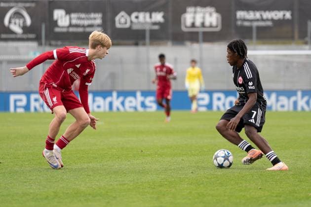 22 10 2025, xhfmx, Football UEFA Youth League, Eintracht Frankfurt FC Liverpool v l Lucas Clarke Liverpool FC U19 in duel with Junior Awusi Eintracht Frankfurt U19 DFL DFB REGULATIONS PROHIBIT ANY USE OF PHOTOGRAPHS as IMAGE SEQUENCES and or QUASI VIDEO Dreieich