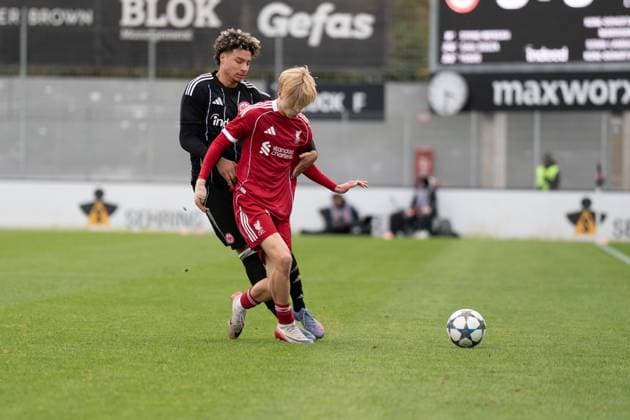 22 10 2025, xhfmx, Football UEFA Youth League, Eintracht Frankfurt FC Liverpool v l Alessandro Gaul Souza Eintracht Frankfurt U19 in duel with Lucas Clarke Liverpool FC U19 DFL DFB REGULATIONS PROHIBIT ANY USE OF PHOTOGRAPHS as IMAGE SEQUENCES and or QUASI VIDEO Dreieich