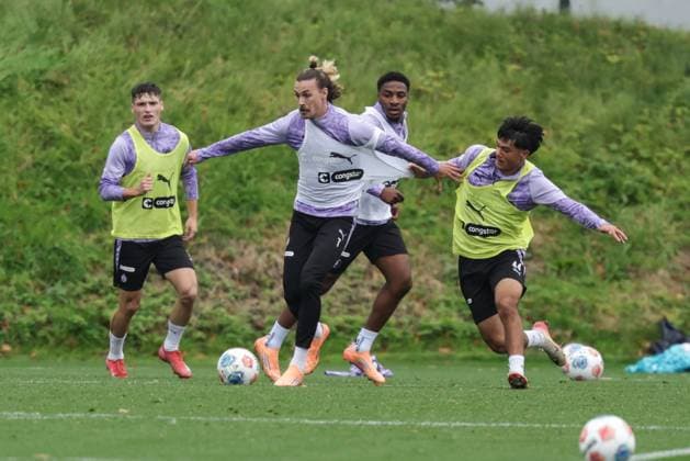 GER, xFSx ,Hamburg, St Pauli ,1 Bundesliga , Soccer, DFL, St Pauli Training , Trainingszentrum Kollaustrasse , 22 10 2025 , v l Arkadiusz Pyrka FC St Pauli ,11 , Jackson Irvine FC St Pauli ,7 ,Oladapo Afolayan FC St Pauli ,17 , Nick Schmidt FC St Pauli , 44 DFL regulations prohibit any use of photographs as image sequences and or quasi video Copyright: HMBxMedia FernandoxSoares