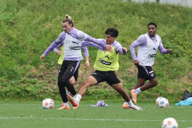 GER, xFSx ,Hamburg, St Pauli ,1 Bundesliga , Soccer, DFL, St Pauli Training , Trainingszentrum Kollaustrasse , 22 10 2025 , v l Jackson Irvine FC St Pauli ,7 ,Oladapo Afolayan FC St Pauli ,17 , Nick Schmidt FC St Pauli , 44 DFL regulations prohibit any use of photographs as image sequences and or quasi video Copyright: HMBxMedia FernandoxSoares