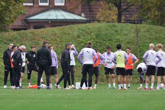 GER, xFSx ,Hamburg, St Pauli ,1 Bundesliga ,Soccer, DFL, St Pauli Training , Training Center Kollaustrasse , 22 10 2025 , v l Coach Alexander Blessin FC St Pauli gives a speech DFL regulations prohibit any use of photographs as image sequences and or quasi video Copyright: HMBxMedia FernandoxSoares