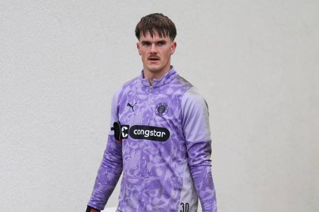 GER, xFSx ,Hamburg, St Pauli ,1 Bundesliga ,Soccer, DFL, St Pauli Training , Trainingszentrum Kollaustrasse , 22 10 2025 , v l Goalkeeper Simon Spari FC St Pauli ,30 DFL regulations prohibit any use of photographs as image sequences and or quasi video Copyright: HMBxMedia FernandoxSoares