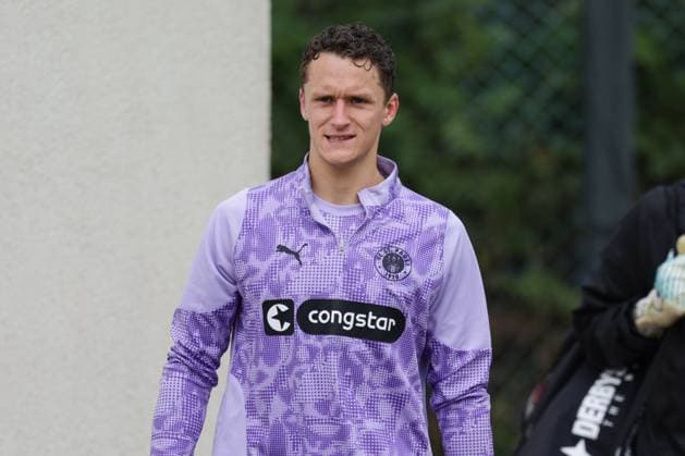 GER, xFSx ,Hamburg, St Pauli ,1 Bundesliga ,Soccer, DFL, St Pauli Training , Trainingszentrum Kollaustrasse , 22 10 2025 , v l Martijn Kaars FC St Pauli ,19 DFL regulations prohibit any use of photographs as image sequences and or quasi video Copyright: HMBxMedia FernandoxSoares