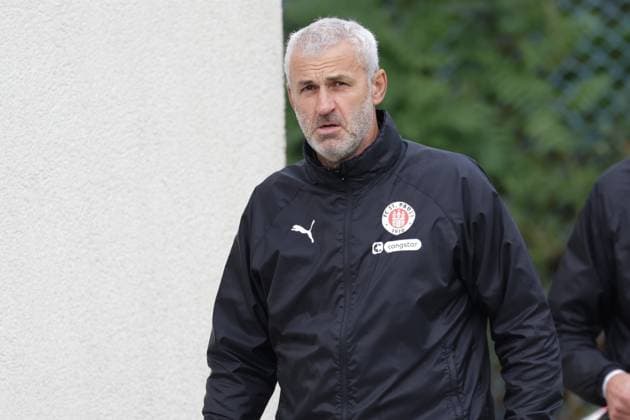 GER, xFSx ,Hamburg, St Pauli ,1 Bundesliga ,Soccer, DFL, St Pauli Training , Trainingszentrum Kollaustrasse , 22 10 2025 , v l Co Trainer Peter Nemeth FC St Pauli DFL regulations prohibit any use of photographs as image sequences and or quasi video Copyright: HMBxMedia FernandoxSoares
