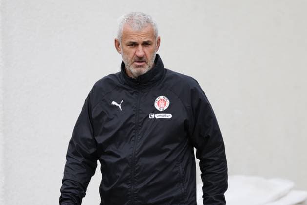 GER, xFSx ,Hamburg, St Pauli ,1 Bundesliga ,Soccer, DFL, St Pauli Training , Trainingszentrum Kollaustrasse , 22 10 2025 , v l Co Trainer Peter Nemeth FC St Pauli DFL regulations prohibit any use of photographs as image sequences and or quasi video Copyright: HMBxMedia FernandoxSoares