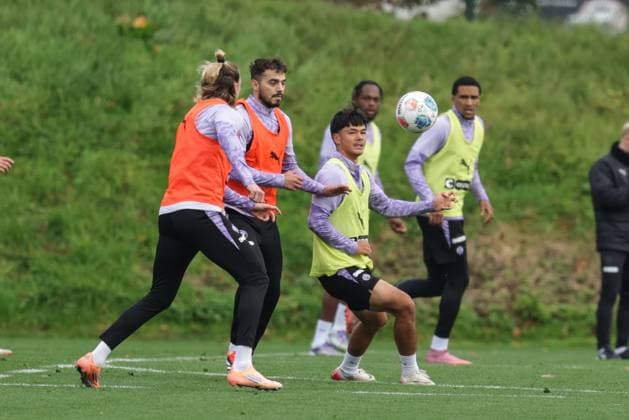 GER, xFSx ,Hamburg, St Pauli ,1 Bundesliga , Soccer, DFL, St Pauli Training , Trainingszentrum Kollaustrasse , 22 10 2025 , v l Jackson Irvine FC St Pauli ,7 , Danel Sinani FC St Pauli ,10 , Nick Schmidt FC St Pauli , 44 DFL regulations prohibit any use of photographs as image sequences and or quasi video Copyright: HMBxMedia FernandoxSoares
