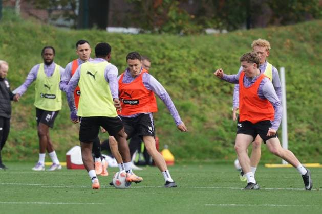 GER, xFSx ,Hamburg, St Pauli ,1 Bundesliga , Soccer, DFL, St Pauli Training , Trainingszentrum Kollaustrasse , 22 10 2025 , v l Oladapo Afolayan FC St Pauli ,17 , Martijn Kaars FC St Pauli ,19 DFL regulations prohibit any use of photographs as image sequences and or quasi video Copyright: HMBxMedia FernandoxSoares
