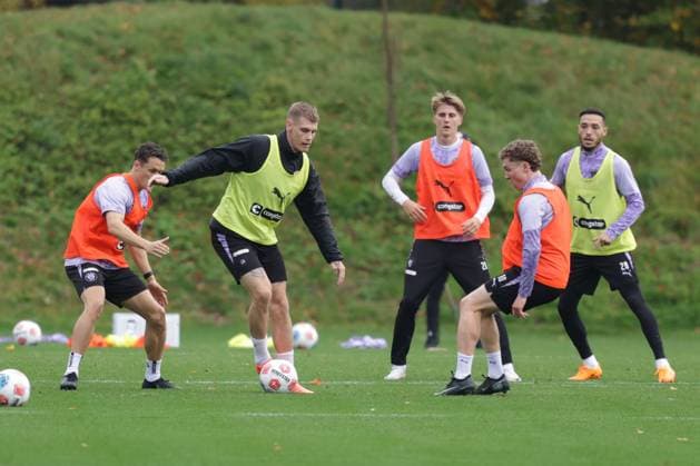 GER, xFSx ,Hamburg, St Pauli ,1 Bundesliga , Soccer, DFL, St Pauli Training , Training Center Kollaustrasse , 22 10 2025 , v l Martijn Kaars FC St Pauli ,19 , Eric Smith FC St Pauli ,8 , Erik Ahlstrand FC St Pauli ,20 , Mathias Pereira Lage FC St Pauli ,28 DFL regulations prohibit any use of photographs as image sequences and or quasi video Copyright: HMBxMedia FernandoxSoares