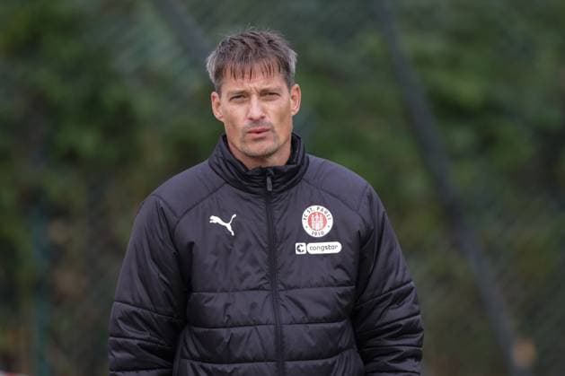 GER, xFSx ,Hamburg, St Pauli ,1 Bundesliga , Soccer, DFL, St Pauli Training , Trainingszentrum Kollaustrasse , 22 10 2025 , v l Trainer Alexander Blessin FC St Pauli DFL regulations prohibit any use of photographs as image sequences and or quasi video Copyright: HMBxMedia FernandoxSoares