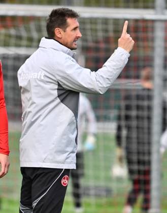 22.10..2025 - Fussball - 2. Fussball - Bundesliga - Saison 2025 2026 - 1. FC Nürnberg Nuernberg FCN ( Club ) - Training - Sportfoto Zink - xwoxzix - Miroslav Miro Klose ( Trainer 1. FC Nürnberg FCN ) zeigt deutet nach oben