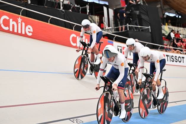 2025 Tissot UCI Track World Championships Picture by Simon Wilkinson SWpix.com - 22 10 2025 - Cycling - 2025 Tissot UCI Track World Championships - Velodromo PenalolÃ n, Santiago, Chile - Men s Team Pursuit - Qualifying - Matthew Bostock (Great Britain), William Tidball (Great Britain), Josh Charlton (Great Britain), Charlie Tanfield (Great Britain) Copyright: x xSWpix.comx(t axPhotographyxHubxLtd)xSimonxWilkinson SWpix.comx SWP-3030-10420