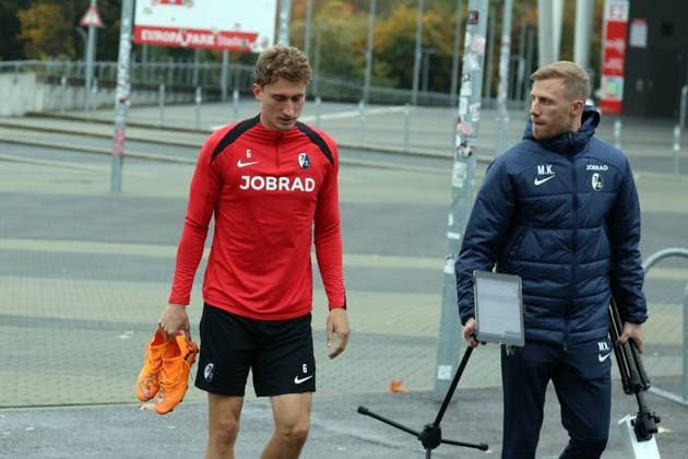 Freiburg, Germany 22 October 2025 Final training session before Europa League football against FC Utrecht 22 10 2025 Pictured from left Patrick Osterhage SC Freiburg and athletics coach Maximilian Kessler SC Freiburg Europapark Stadion Baden Württemberg Copyright: xFotostandx xHettichx