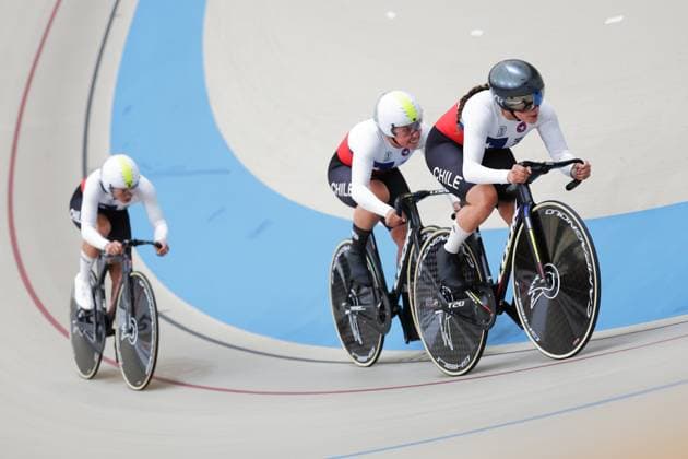 2025 Tissot UCI Track World Championships Picture by Alex Whitehead SWpix.com - 22 10 2025 - Cycling - 2025 Tissot UCI Track World Championships - Velodromo PenalolÃ n, Santiago, Chile - Women s Team Sprint - First Round - Paula Molina Rodriguez (Chile), Daniela Colilef Barrios (Chile), Paola Munoz Grandon (Chile) Copyright: x xSWpix.comx(t axPhotographyxHubxLtd)xAlexxWhitehead SWpix.comx SWP-3030-10438