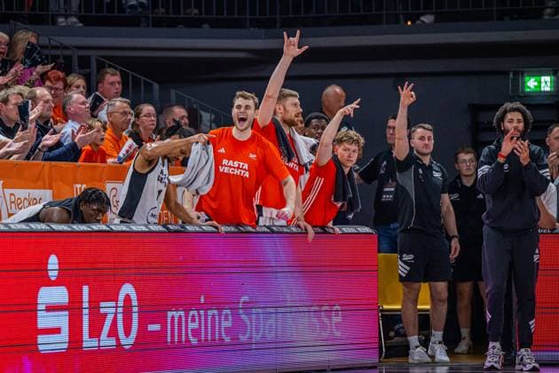 Basketball FIBA Europe Cup, Season 2025 2026, Men, Main round, Group stage, 2 Matchday, 22 10 2025, RASTA Vechta Sporting CP Lisabon The RASTA Vechta team shows emotions during the game Vechta RASTA Dome Niedersachsen Germany