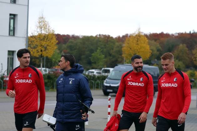 Freiburg, Germany 22 October 2025 Final training session before Europa League football against FC Utrecht 22 10 2025 Pictured from left Igor Matanovic SC Freiburg , athletics coach Daniel Wolf SC Freiburg , Anthony Jung SC Freiburg , Philipp Lienhart SC Freiburg on the way to the final training session Europapark Stadion Baden Württemberg Copyright: xFotostandx xHettichx