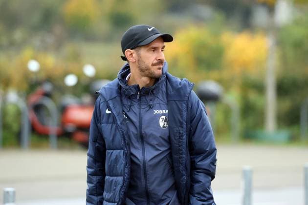 Freiburg, Germany 22 October 2025 Final training before Europa League football against FC Utrecht 22 10 2025 In the picture Coach Julian Schuster SC Freiburg Europapark Stadion Baden Württemberg Copyright: xFotostandx xHettichx