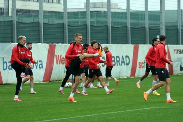 Freiburg, Germany 22 October 2025 Final training before Europa League football against FC Utrecht 22 10 2025 In the picture The Freiburg players around Matthias Ginter SC Freiburg and Philipp Lienhart SC Freiburg during the warm-up for the final training Europapark Stadium Baden Württemberg Copyright: xFotostandx xHettichx