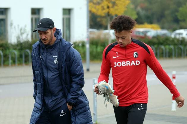 Freiburg, Germany 22 October 2025 Final training before Europa League match against FC Utrecht 22 10 2025 In the picture from left coach Julian Schuster SC Freiburg and Derry Scherhant SC Freiburg Europapark Stadion Baden Württemberg Copyright: xFotostandx xHettichx