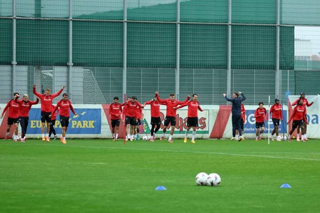 Freiburg, Germany 22 October 2025 Final training session before Europa League football against FC Utrecht 22 10 2025 In the picture The Freiburg players warming up with athletics coach Daniel Wolf SC Freiburg Europapark Stadion Baden Württemberg Copyright: xFotostandx xHettichx