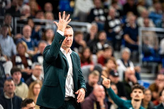 BCL MLP Academics Heidelberg Legia Warszawa 22 10 2025 Head Coach of Legia Warszawa signals with raised hand Basketball Champions League MLP Academics Heidelberg - Legia Warszawa, 22 10 2025 at SNP Dome, Heidelberg Copyright: xBEAUTIFULxSPORTS Gelhardtx