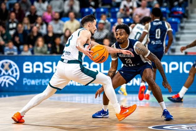 BCL MLP Academics Heidelberg Legia Warszawa 22 10 2025 Michael Weathers 20 MLP Academics Heidelberg defends against Andrzej Pluta 3 Legia Warszawa Basketball Champions League MLP Academics Heidelberg - Legia Warszawa, 22 10 2025 at SNP Dome, Heidelberg Copyright: xBEAUTIFULxSPORTS Gelhardtx