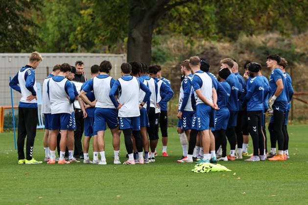 Coach Pascal Ibold l with co-coach Silvio Bankert 1 FC Magdeburg explain the move to the players with the tactics board 2 Soccer Bundesliga Season 2025 2026 Training 1 FC Magdeburg at the Avnet Arena in Magdeburg Soccer,Man,Men,Germany,22 10 2025