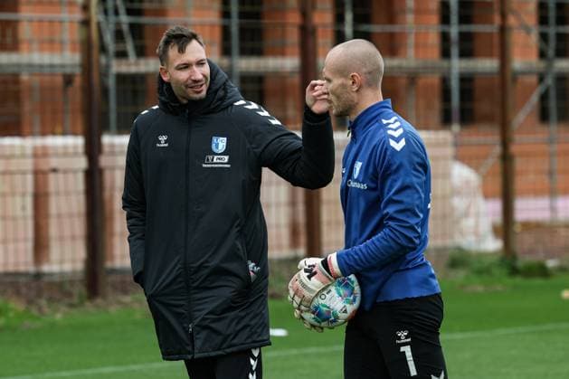 Coach Pascal Ibold with goalkeeper Dominik Reimann 1 FC Magdeburg,1 2 Soccer Bundesliga Season 2025 2026 Training 1 FC Magdeburg at the Avnet Arena in Magdeburg Soccer,Man,Men,Germany,22 10 2025