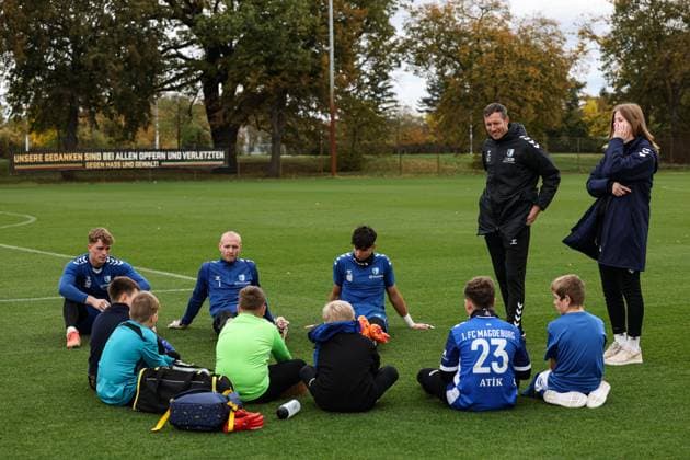 Goalkeeper Noah Kruth 1 FC Magdeburg,30 , Goalkeeper Dominik Reimann 1 FC Magdeburg,1 , Goalkeeper Robert Kampa 1 FC Magdeburg,40 with children from the soccer school after training 2 Soccer Bundesliga Season 2025 2026 Training 1 FC Magdeburg at the Avnet Arena in Magdeburg Soccer,Man,Men,Germany,22 10 2025
