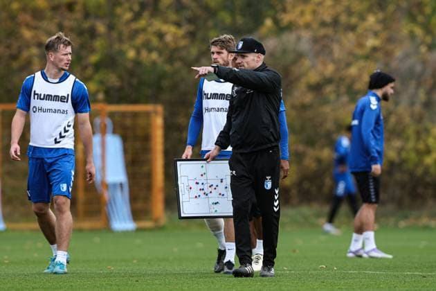 Co-coach Silvio Bankert 1 FC Magdeburg with tactics board and Marcus Mathisen M ,1 FC Magdeburg,16 and Alexander Ahl Holmström 1 FC Magdeburg,11 2 Soccer Bundesliga season 2025 2026 Training 1 FC Magdeburg at the Avnet Arena in Magdeburg Soccer,man,men,Germany,22 10 2025