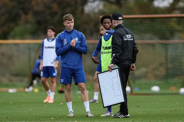 Co-coach Silvio Bankert 1 FC Magdeburg with tactics board and Philipp Hercher 1 FC Magdeburg,27 and Kandet Diawara 1 FC Magdeburg,39 2 Soccer Bundesliga season 2025 2026 Training 1 FC Magdeburg at the Avnet Arena in Magdeburg Soccer,man,men,Germany,22 10 2025